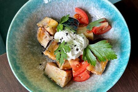 Салат с хрустящим баклажаном и молодым сыром 