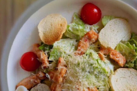Салат Цезарь с курицей