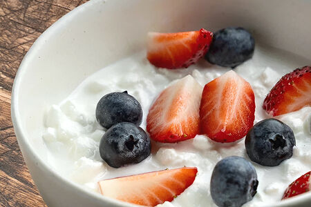 Два творога, малиновое варенье, ягоды