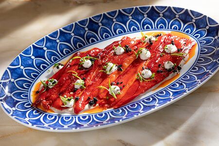 Запечённый перец рамиро, сосус из тунца, фета