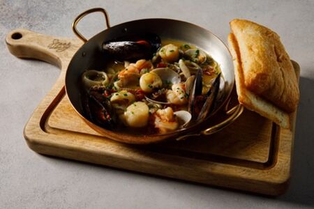 Сковородка с морепродуктами в соусе Вин Блан