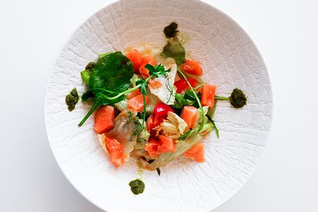 Салат с томатами, каламанси и лососем