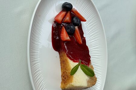 Чизкейк с клубничным соусом