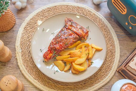 Свиные ребра с картофелем по-деревенски