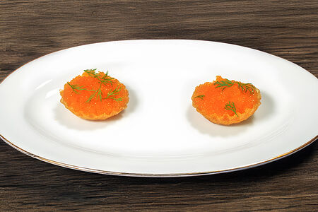 Икра ряпушки на хрустящем картофеле