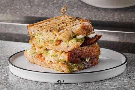 Сэндвич с соусом песто и курицей 