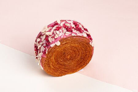 Круглый круассан с заварным кремом, зеленой матчей и малиной