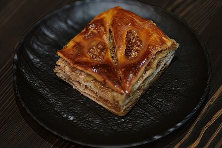 Пахлава - вкусная восточная сладость с орехами и мёдом