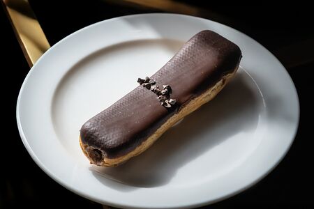 Эклер шоколадный