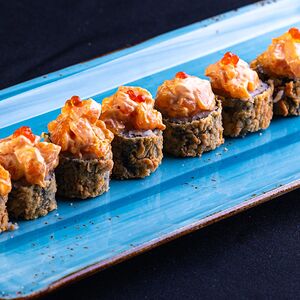 Ролл темпура с лососем и спайси-соусом