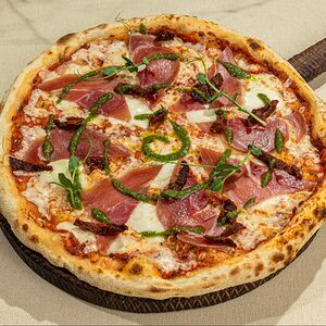 Пицца прошутто Песто