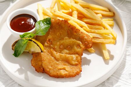 Куриный шницель с картофелем фри