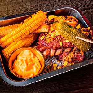 Ребра свиные с кукурузой фри и соус кимчи