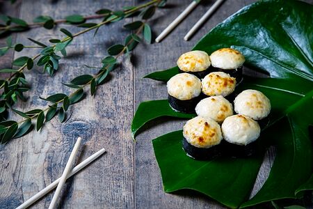 Запеченный ролл с лососем