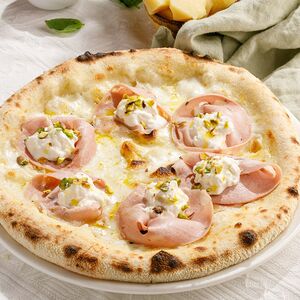 Пицца с мортаделлой и страчателлой