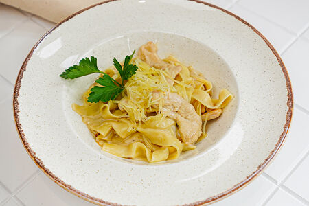 Феттуччине с курицей и грибами