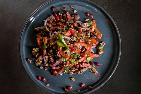 Салат с говядиной и фасолью