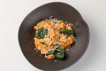 Паста с лососем в розовом соусе