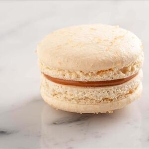 Макарон с солёной карамелью