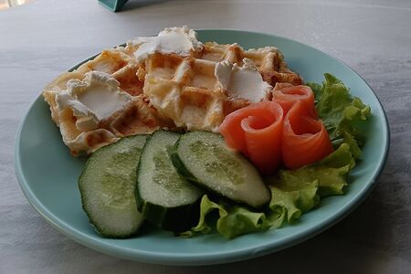 Вафля сырная с лососем и свежим огурцом