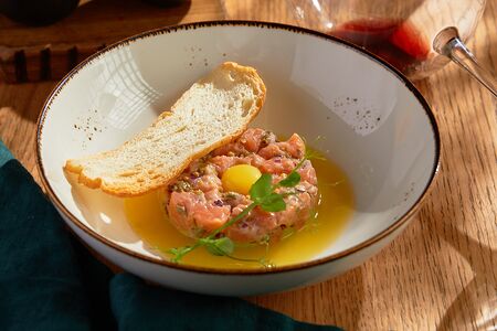 Тартар из лосося с авокадо и апельсиновым соусом