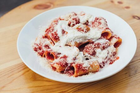 Паста, соус из томатов, страчателла, пармезан, базилик