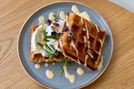 Бельгийские вафли с яйцом пашот