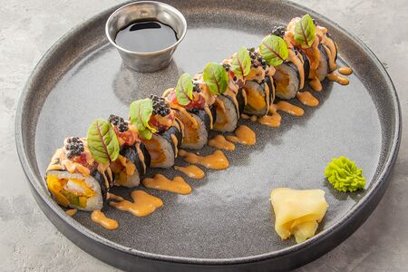 Ролл с тигровой креветкой, тунцом и сливочным сыром