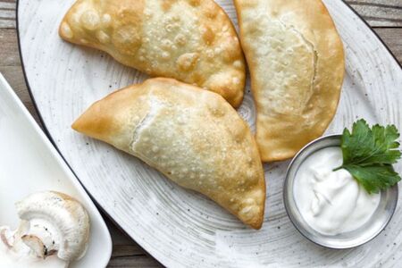 Постные чебуреки с картофелем, грибами и луком