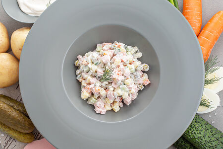 Салат Оливье с колбасой