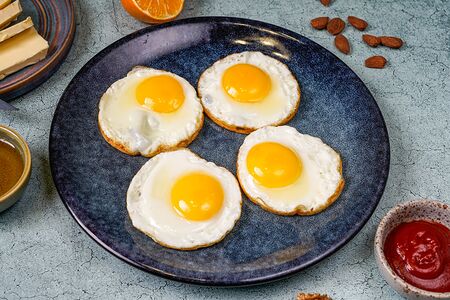 Яйцо жареное