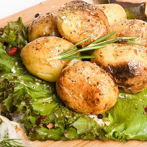 Молодая картошка с беконом на мангале