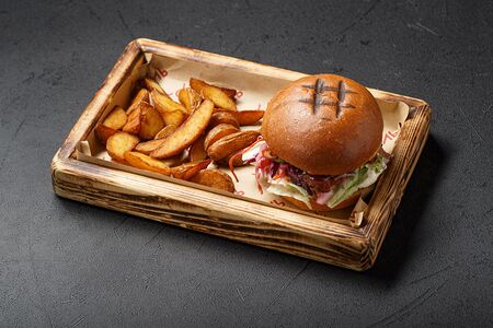 Бургер с рваной свининой и картофелем Айдахо