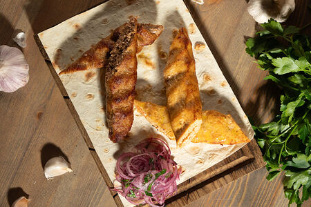 Люля-кебаб из курицы со свежим помидором