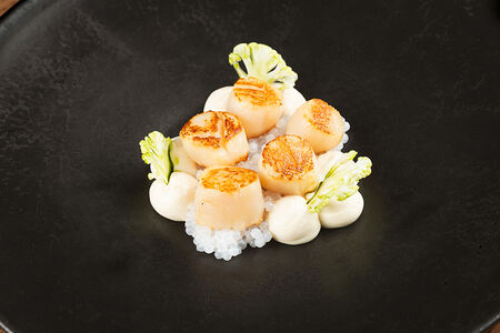 Гребешки с кремом из цветной капусты