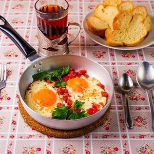 Яишенка из 2х яиц с помидорами и ветчиной