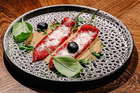 Запеченный перец рамиро с пряным соусом