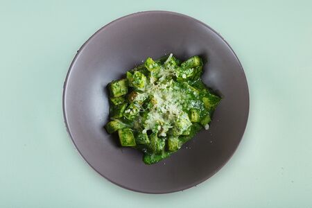 Соте из кабачков в сливочно-шпинатном соусе