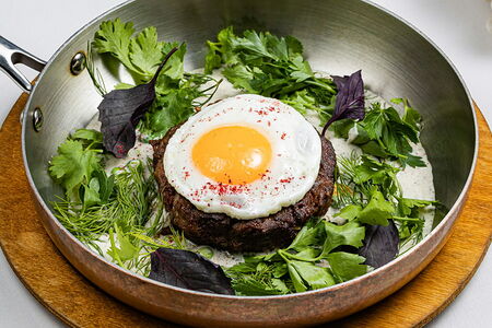 Бифштекс рубленым с сыром чеддер, яйцом и соусом из зеленого горошка