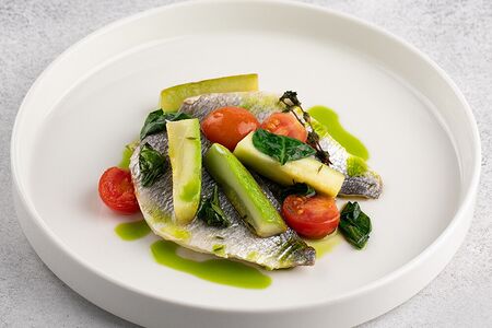 Дорада в прованских травах и овощным соте