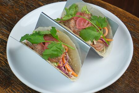 Тако с щечками, маринованным луком 