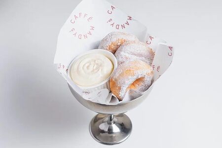 Донат с ванильным кремом 