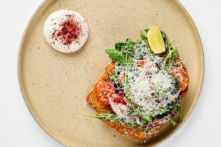 Хрустящий цыплёнок с лёгким салатом и пармезаном 