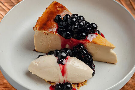 Чизкейк с топлёным молоком и ягодами