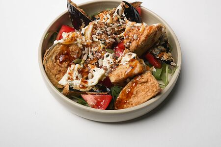 Салат с хрустящими баклажанами и страчателлой