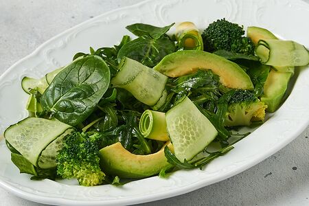 Зеленый салат с авокадо 