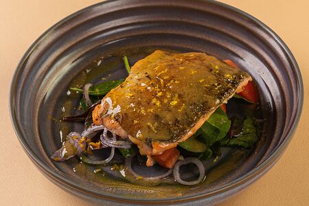 Форель с овощным салатом