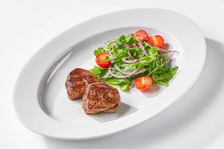 Медальоны из говяжей вырезки с салатом