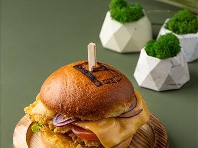 Бургер со свиным шницелем