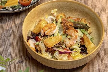 Салат с вяленой хурмой, креветками и жареным сыром